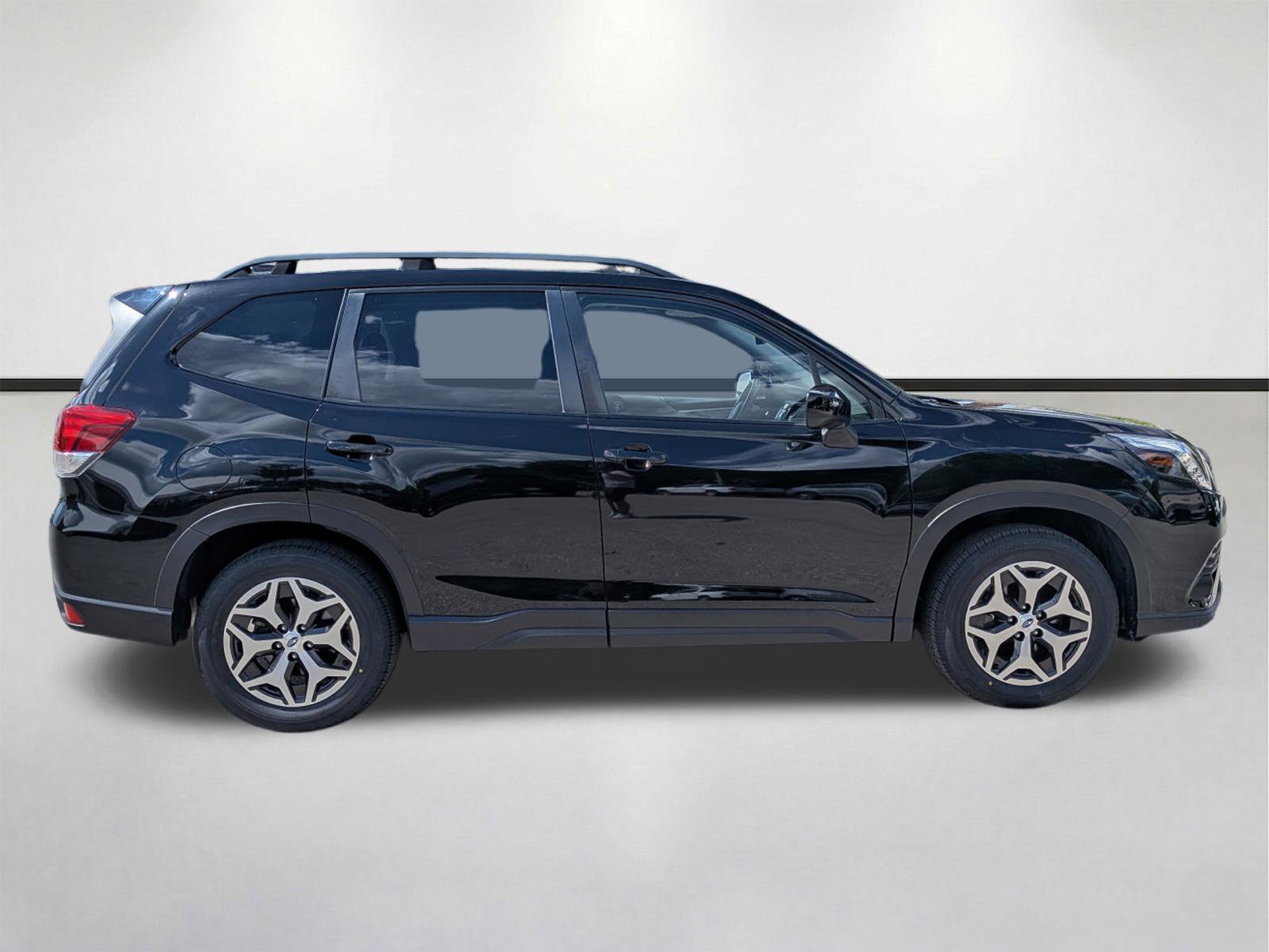Certified 2023 Subaru Forester Premium AWD/4WD image 3