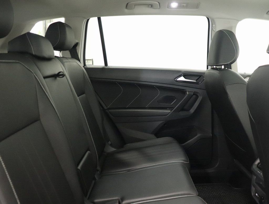 Used 2024 Volkswagen Tiguan SE w/ Panoramic Sunroof Package image 24