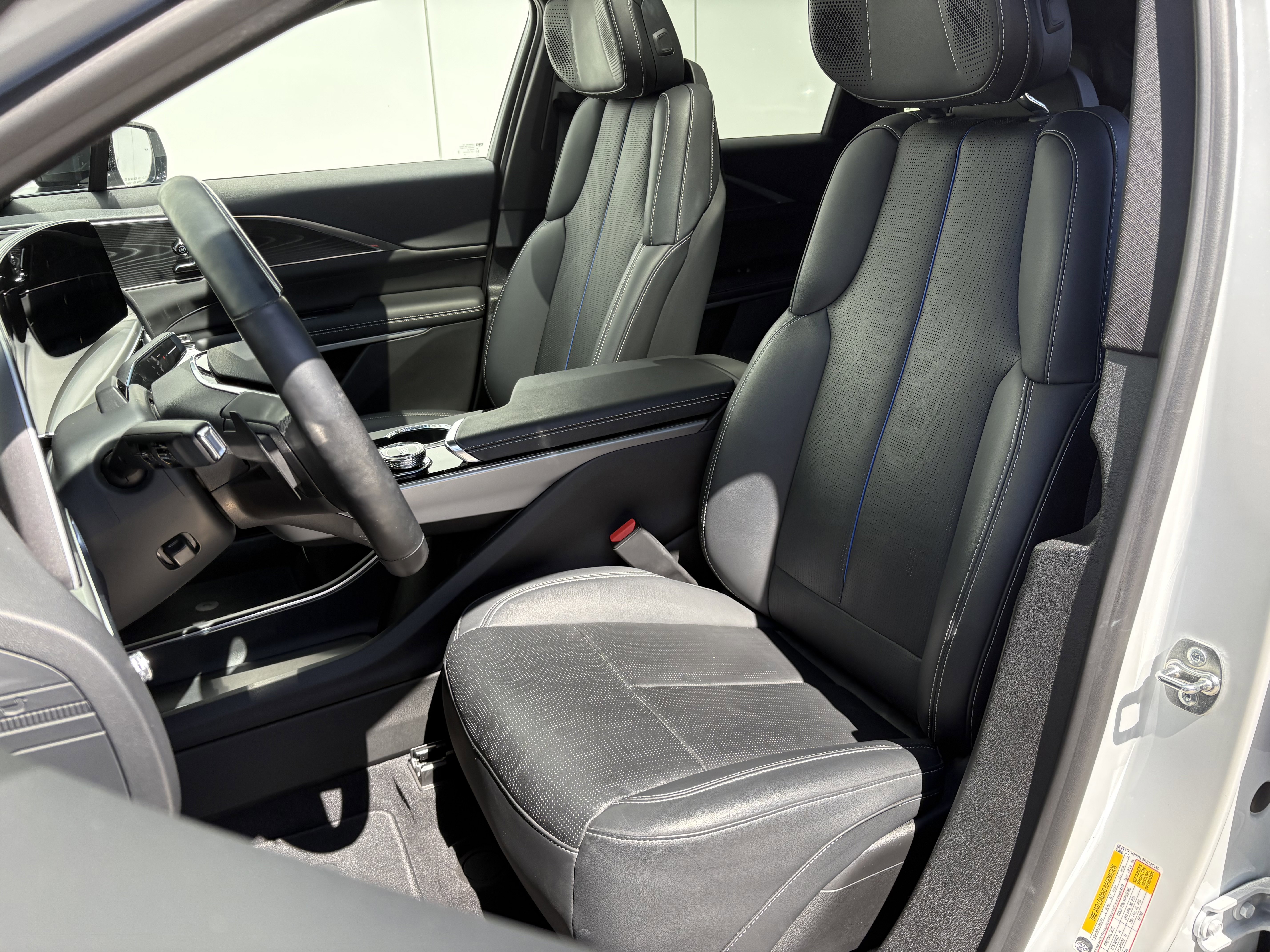Certified 2024 Cadillac Lyriq Luxury AWD/4WD image 12