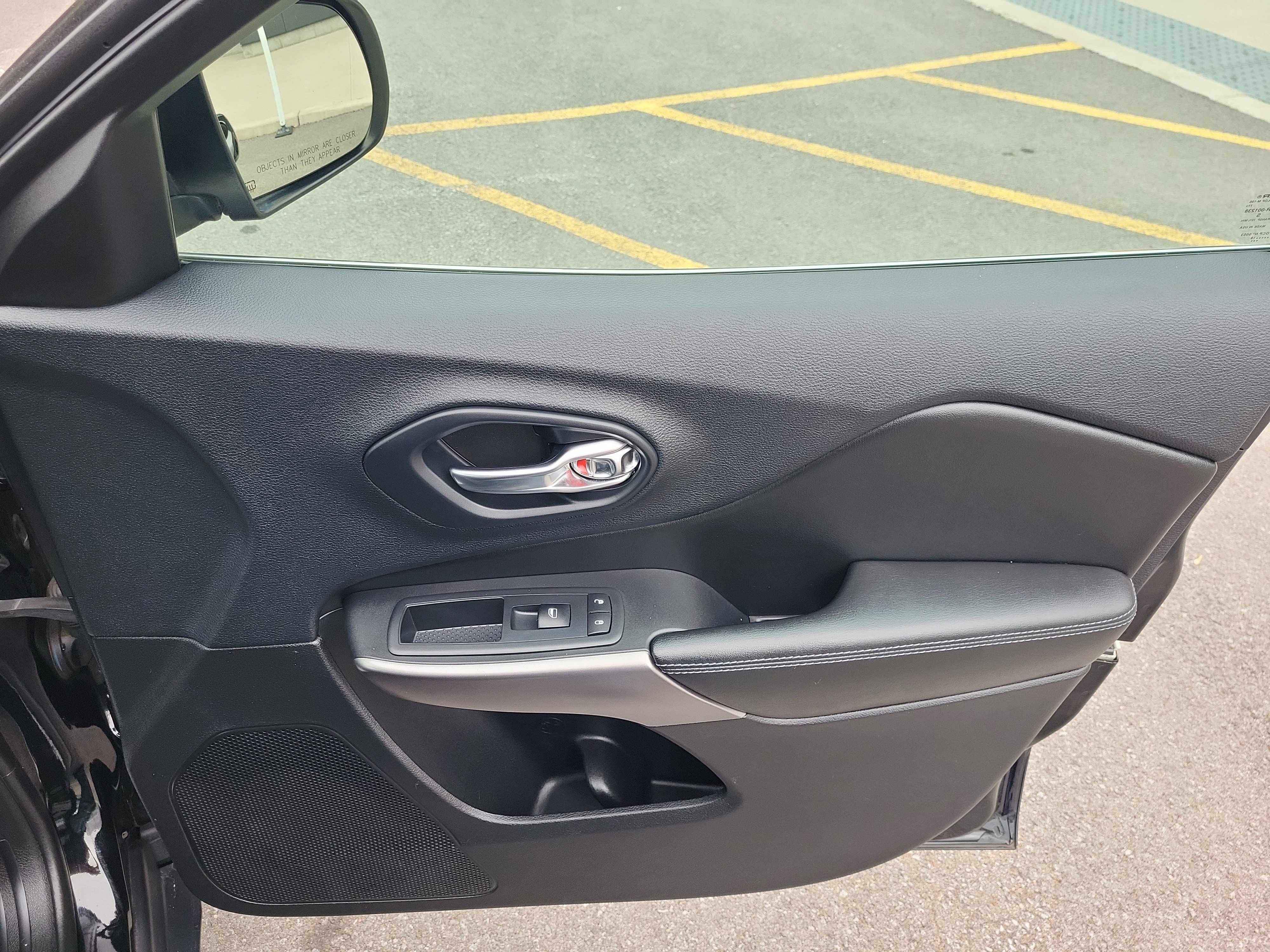 Used 2019 Jeep Cherokee Latitude w/ Popular Appearance Group image 18