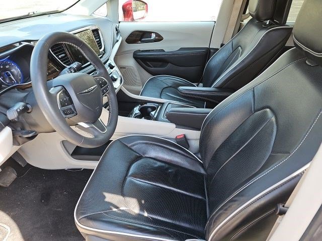Used 2022 Chrysler Pacifica Limited w/ Uconnect Theater Family Group image 19