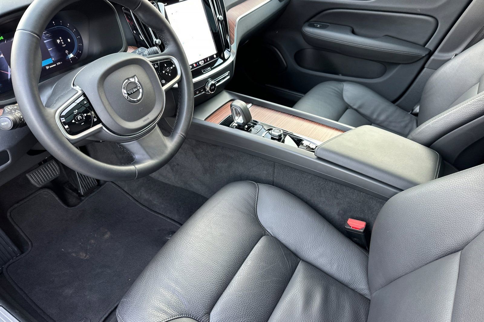 Used 2025 Volvo V60 B5 Cross Country Plus image 9