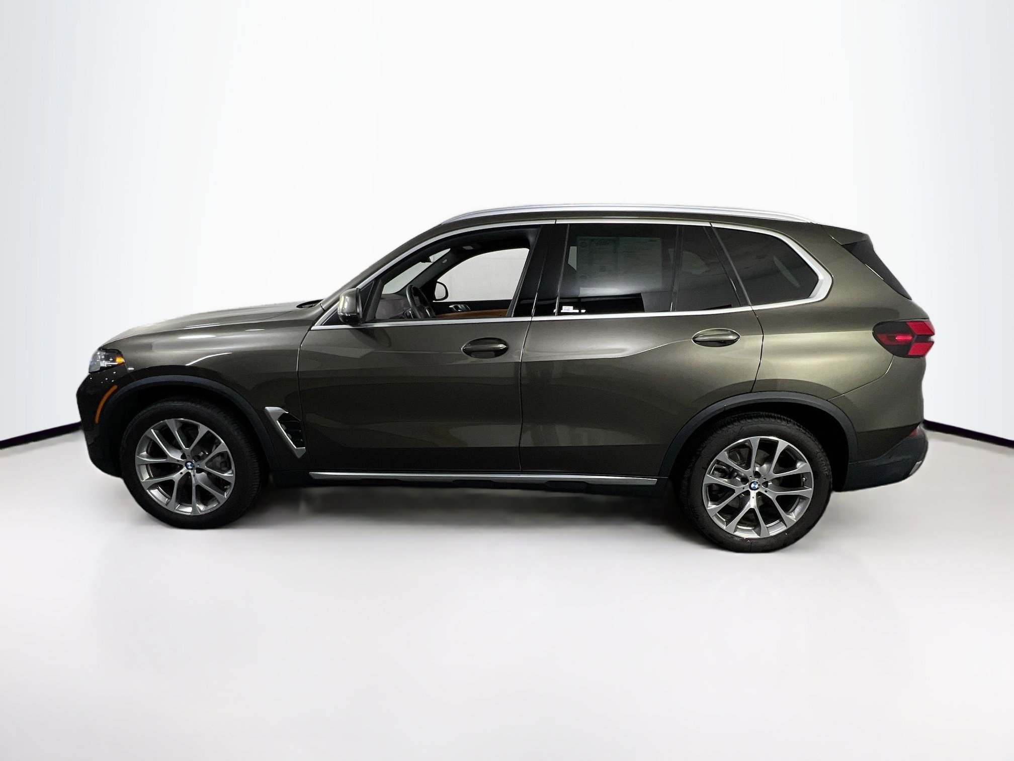 Used 2024 BMW X5 xDrive40i w/ Parking Assistance Package image 8