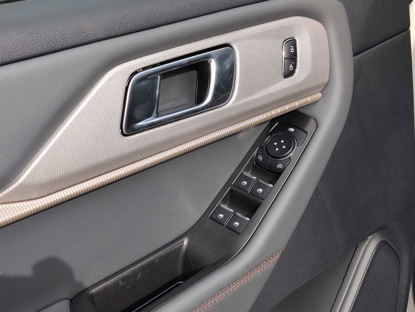 New 2025 Ford Explorer Active image 7