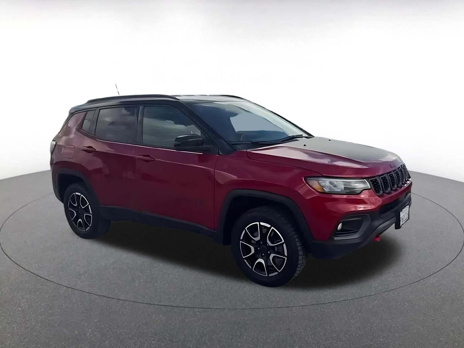 Used 2025 Jeep Compass Trailhawk image 2