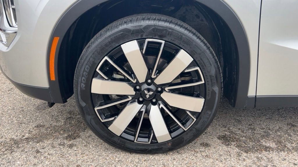 Used 2025 Mitsubishi Outlander SE image 9