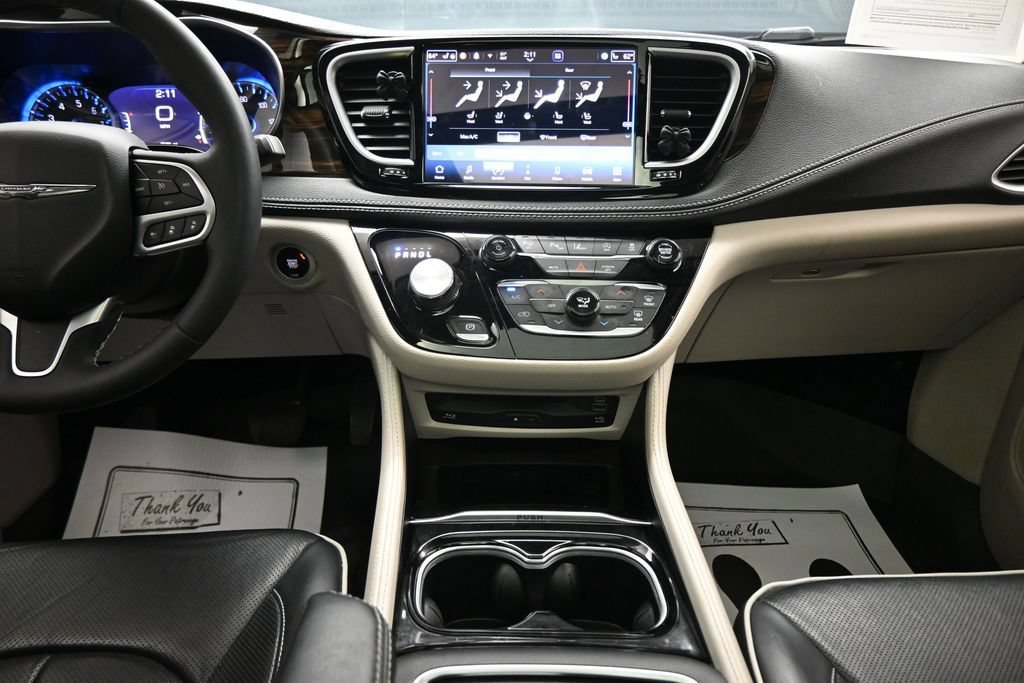 Used 2024 Chrysler Pacifica Limited w/ Uconnect Theater Family Group FWD image 18