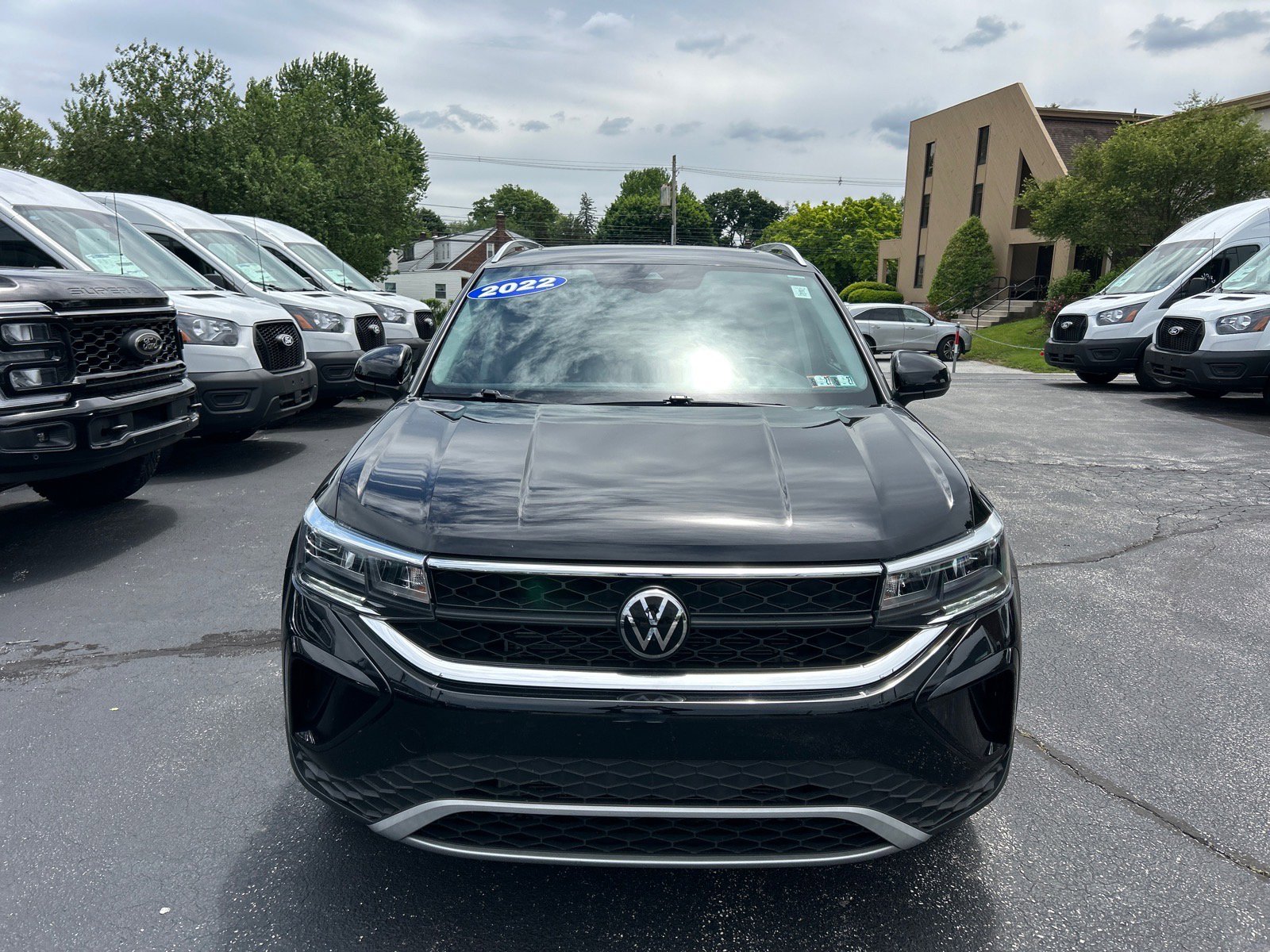 Used 2022 Volkswagen Taos SE w/ Panoramic Sunroof Package AWD/4WD image 2