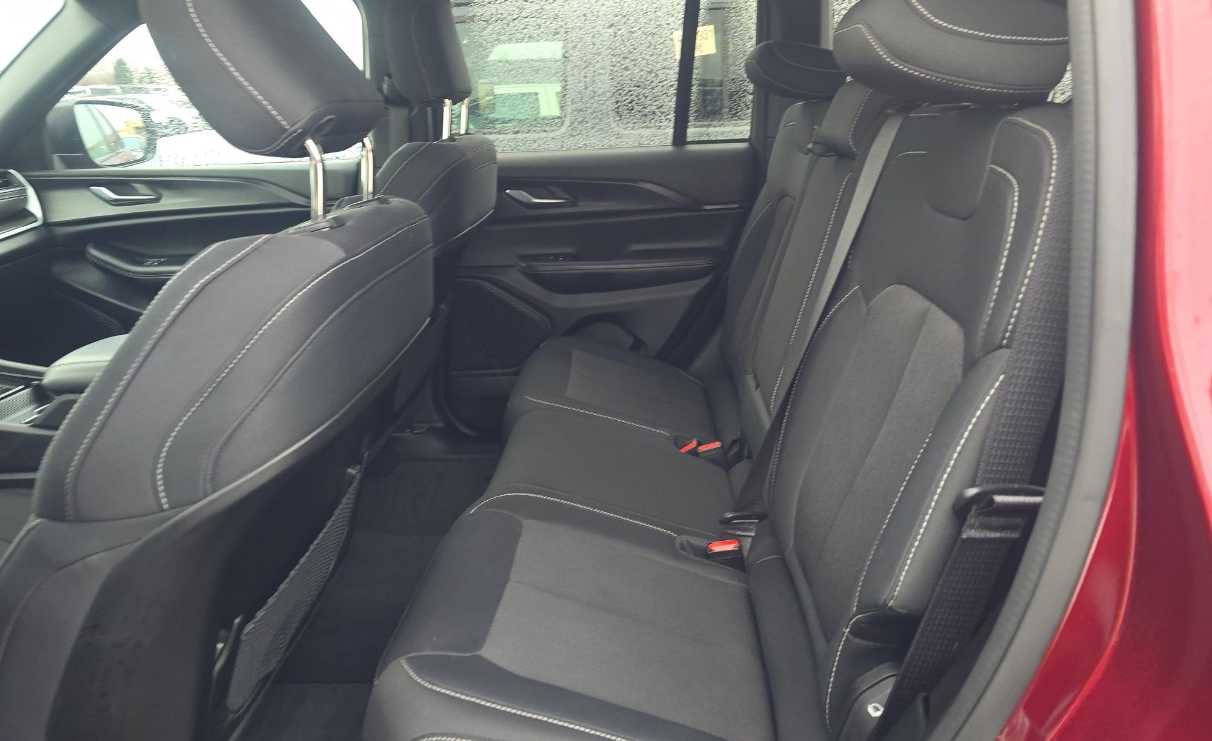 Used 2024 Jeep Grand Cherokee Laredo image 13