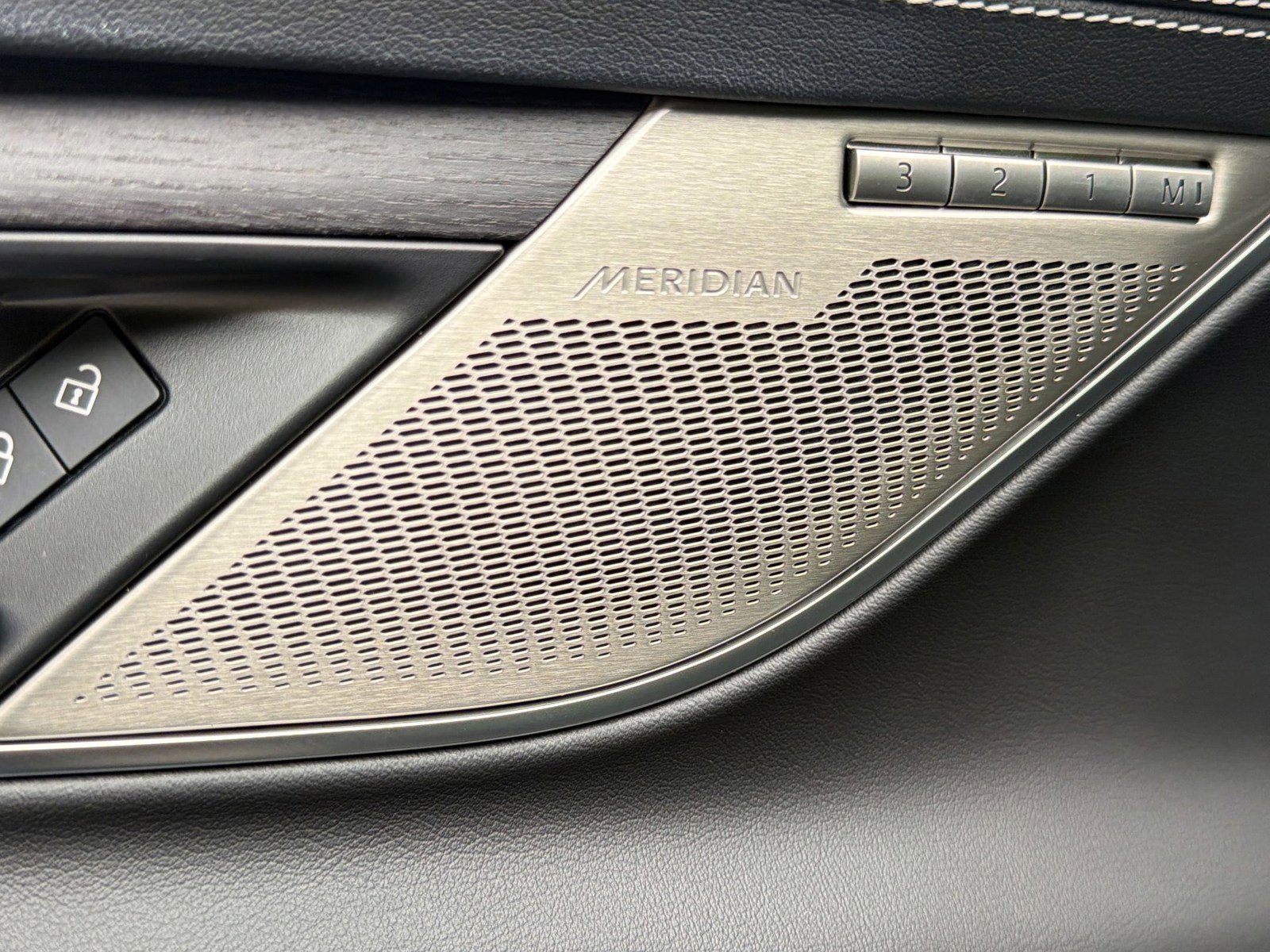 Used 2024 Jaguar XF R-Dynamic SE image 21