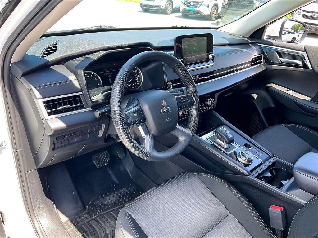 Used 2023 Mitsubishi Outlander ES AWD/4WD image 8