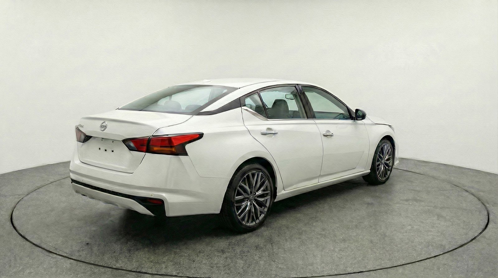 Used 2025 Nissan Altima 2.5 SV image 9