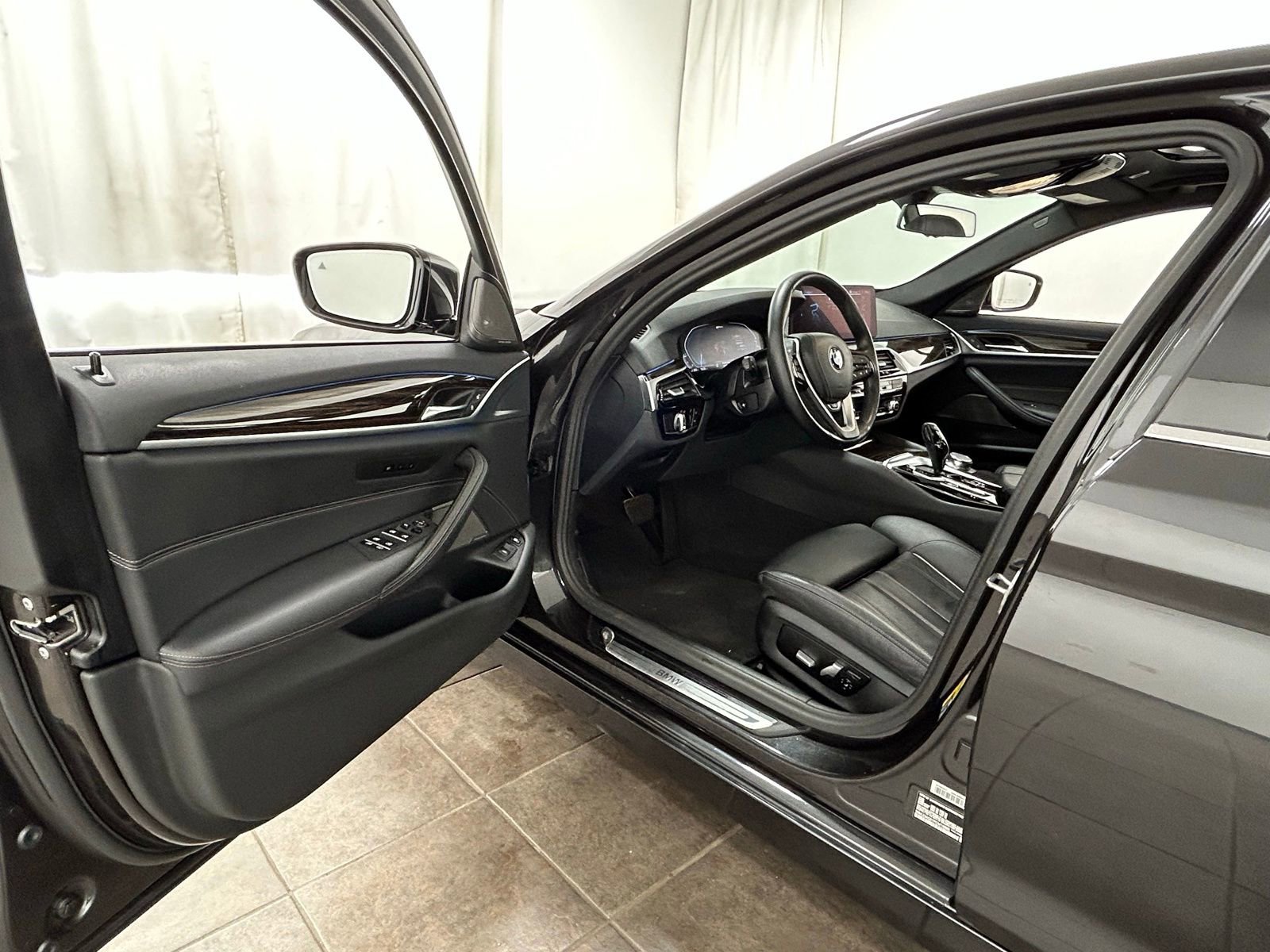 Used 2023 BMW 530e xDrive w/ Executive Package image 25