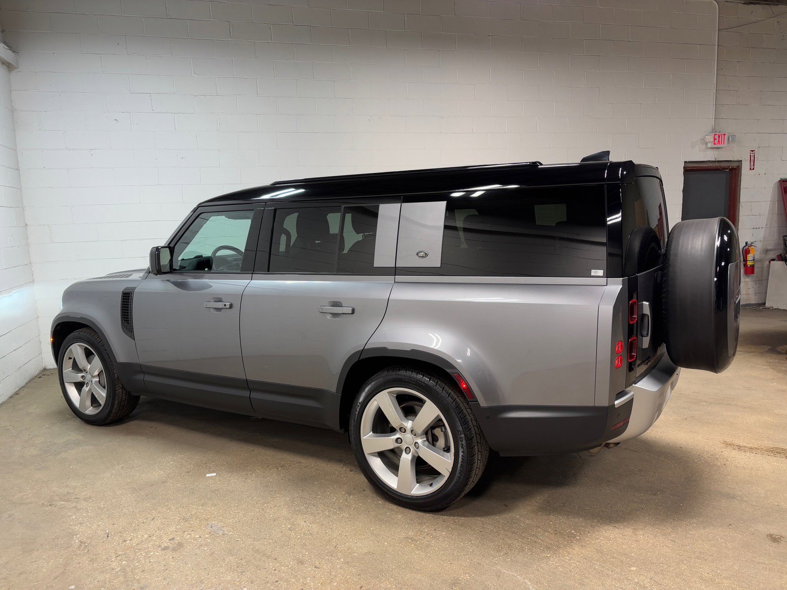 Used 2023 Land Rover Defender 130 SE image 10