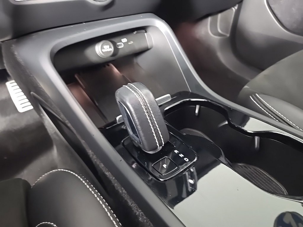 Used 2021 Volvo XC40 P8 Recharge w/ Advanced Package image 22