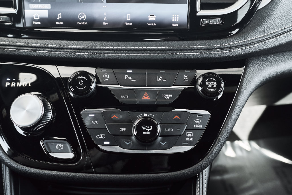 Used 2025 Chrysler Pacifica Limited FWD image 41