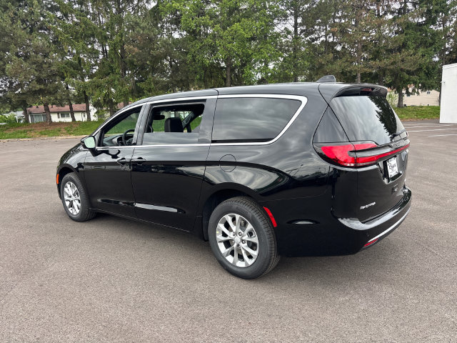 New 2027 Chrysler Pacifica Select w/ Family Tech Group AWD/4WD image 4