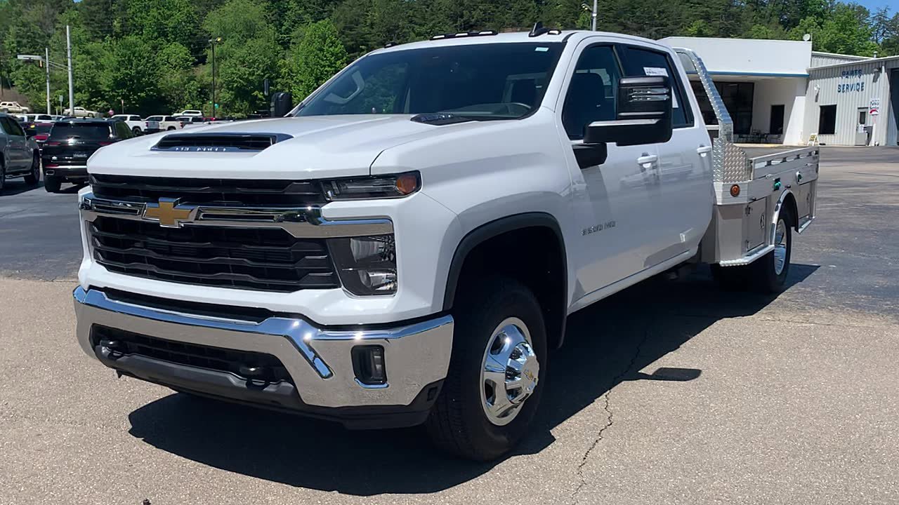 Used 2025 Chevrolet Silverado 3500 LT w/ Convenience Package AWD/4WD image 3