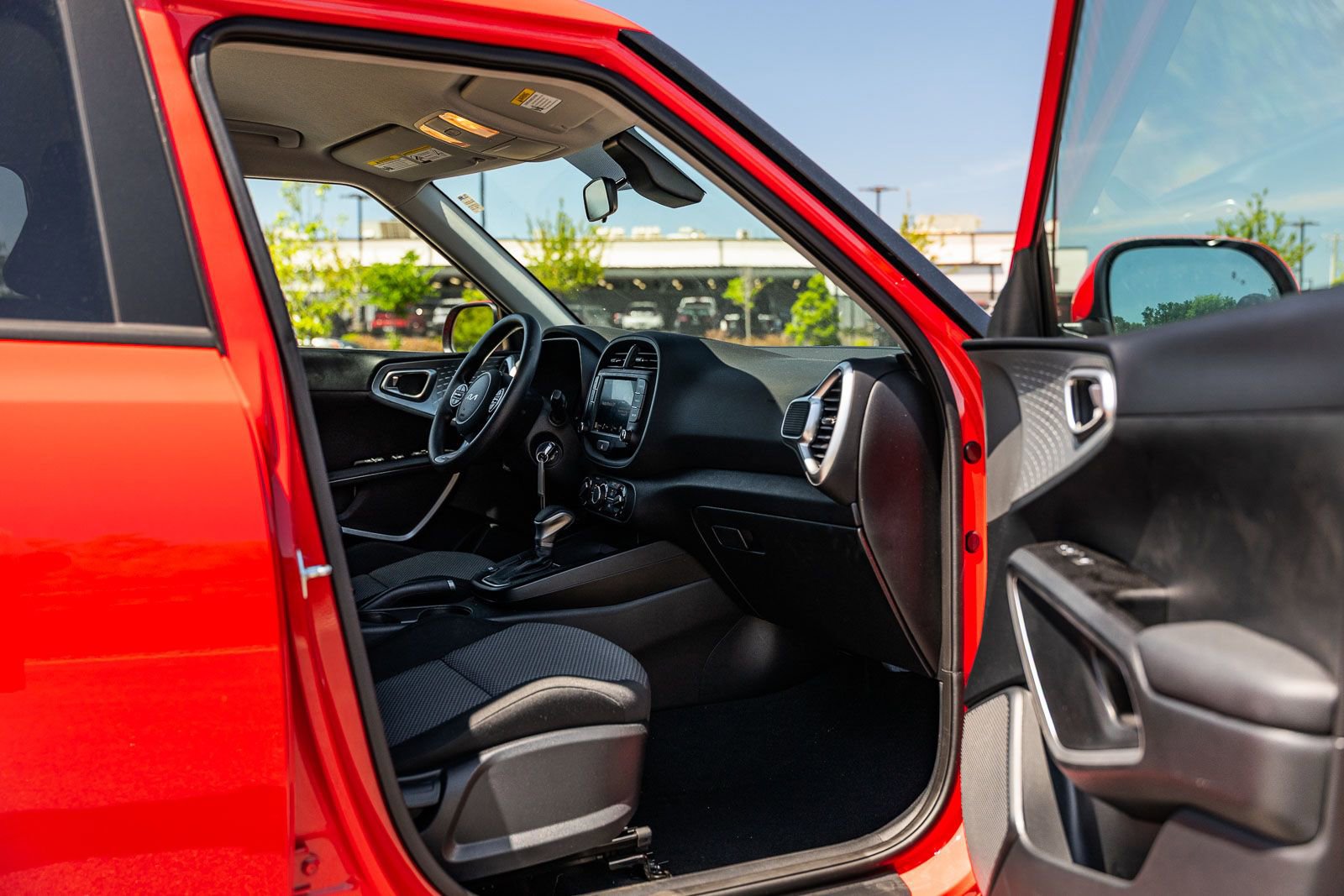 Used 2025 Kia Soul LX w/ LX Technology Package FWD image 11