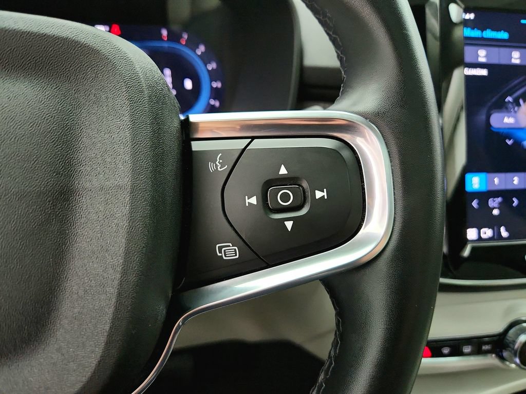 Used 2023 Volvo XC40 B5 Plus AWD/4WD image 25