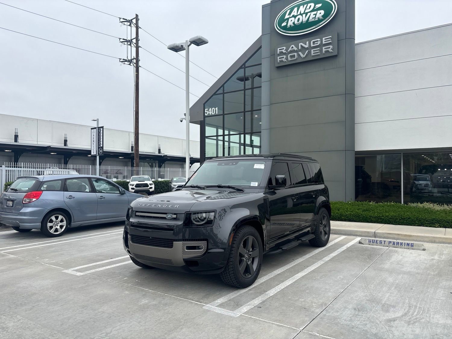 Used 2025 Land Rover Defender 110 X-Dynamic SE AWD/4WD image 1