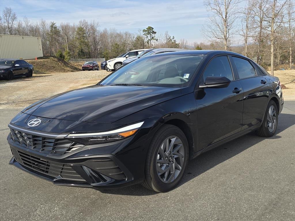 Used 2025 Hyundai Elantra Blue image 7