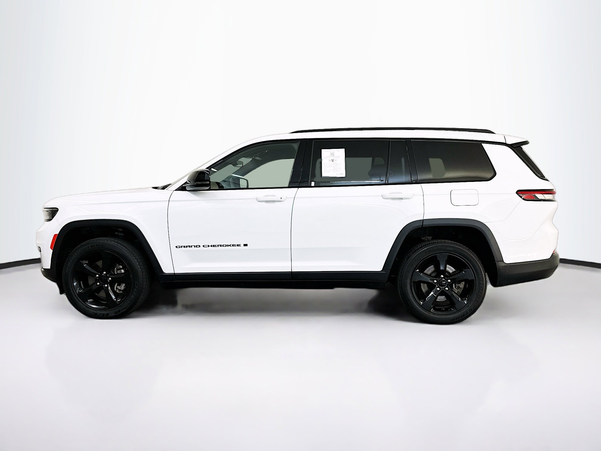 Used 2023 Jeep Grand Cherokee L Laredo image 4