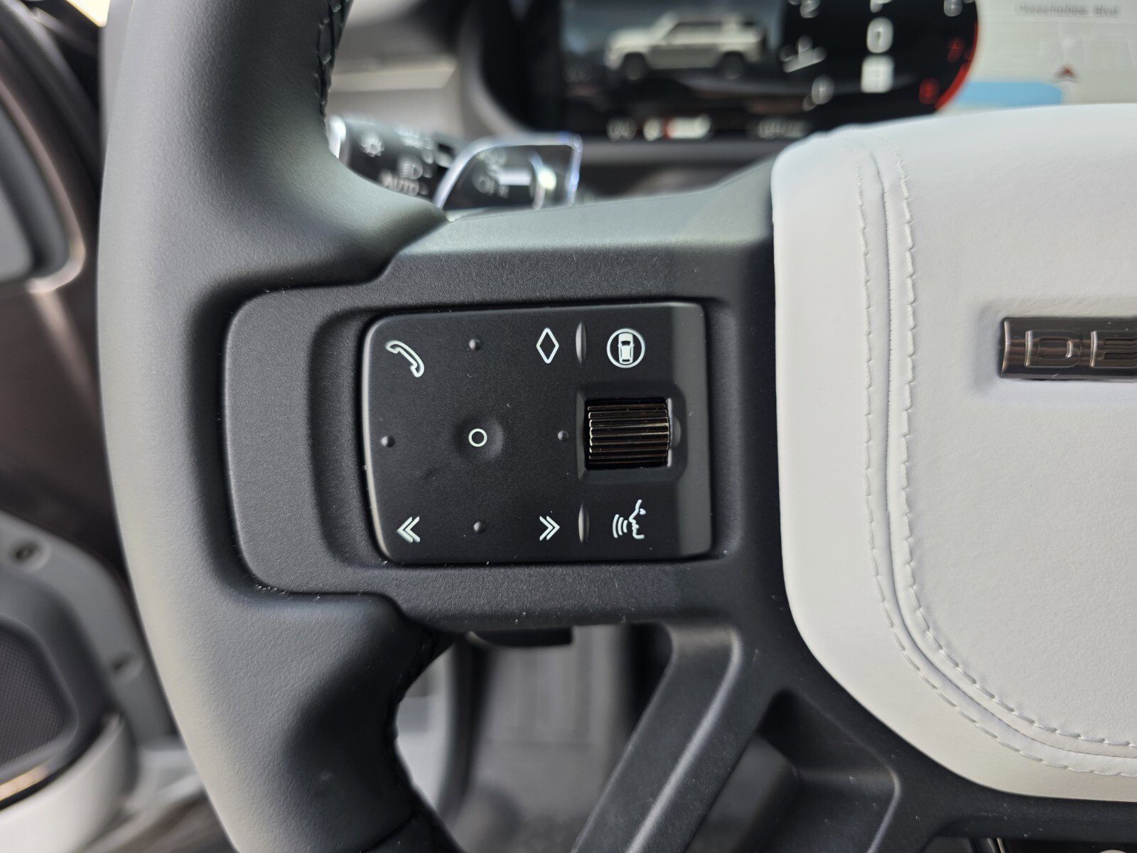 Used 2025 Land Rover Defender 110 AWD/4WD image 19