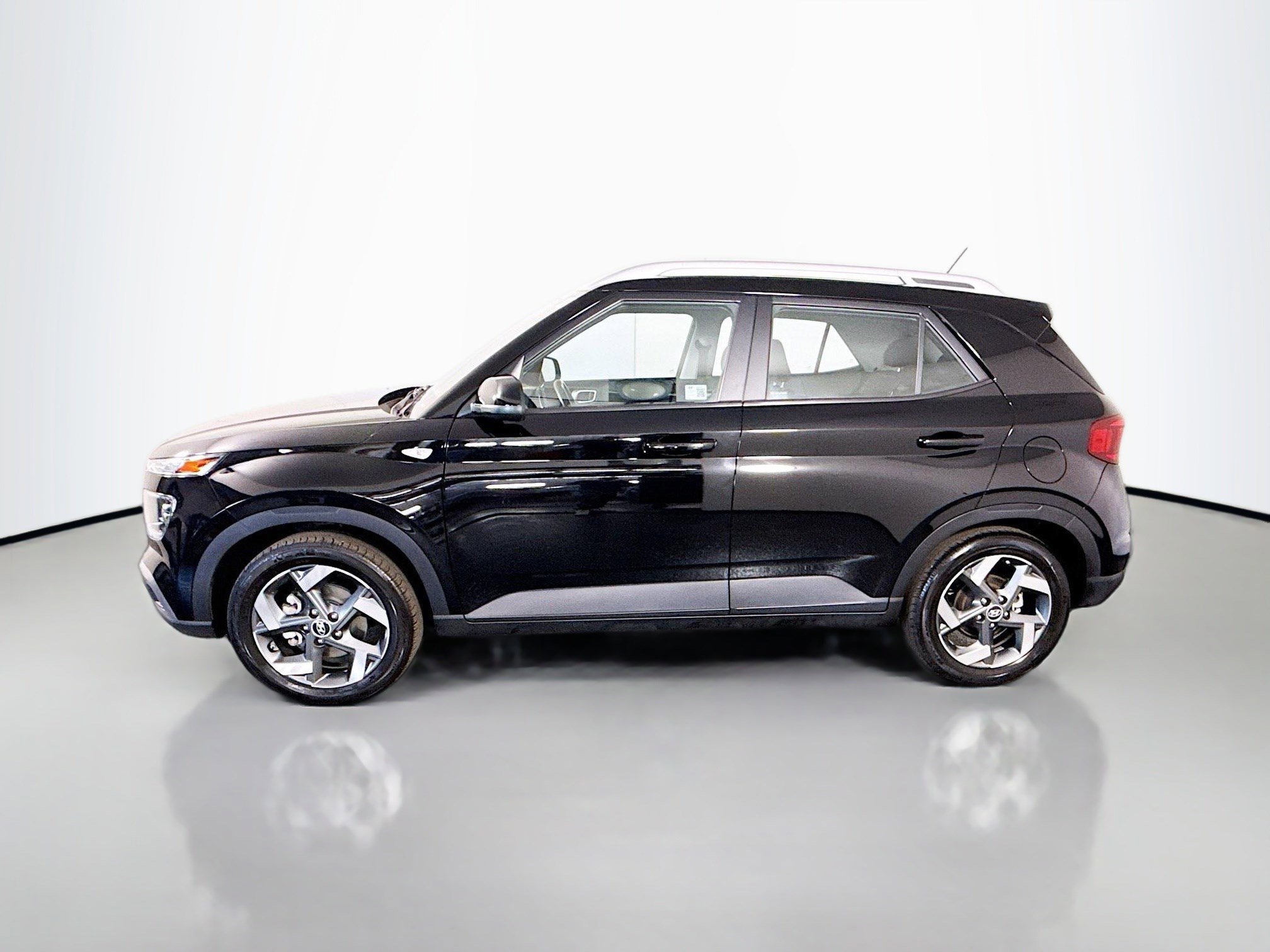 Used 2024 Hyundai Venue SEL FWD image 6
