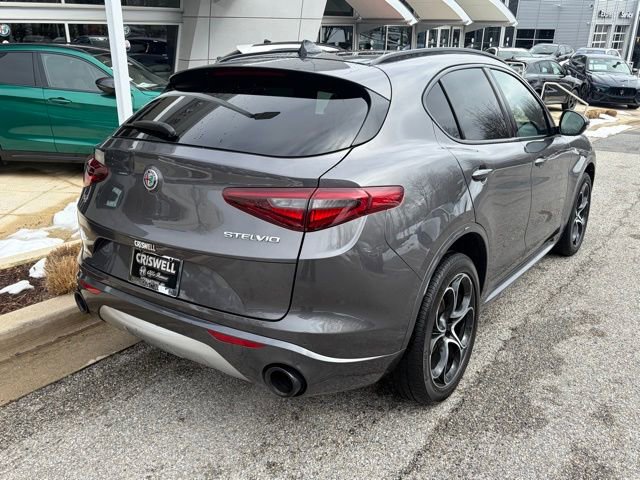 Used 2023 Alfa Romeo Stelvio Ti image 5