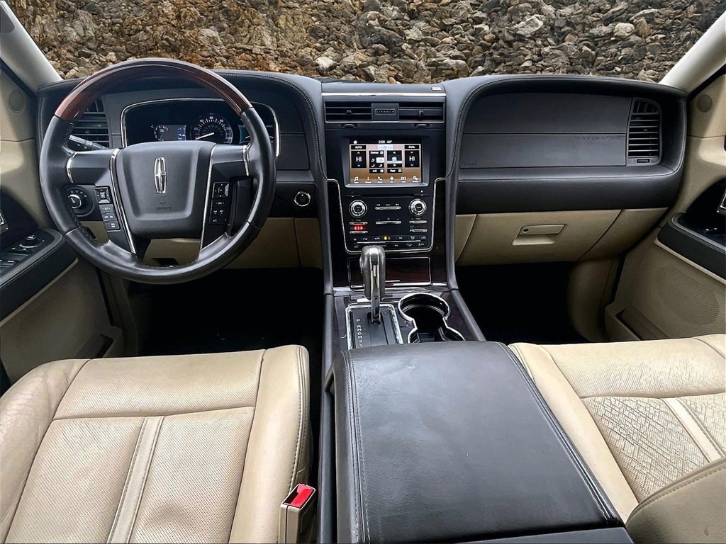 Used 2017 Lincoln Navigator Reserve image 13