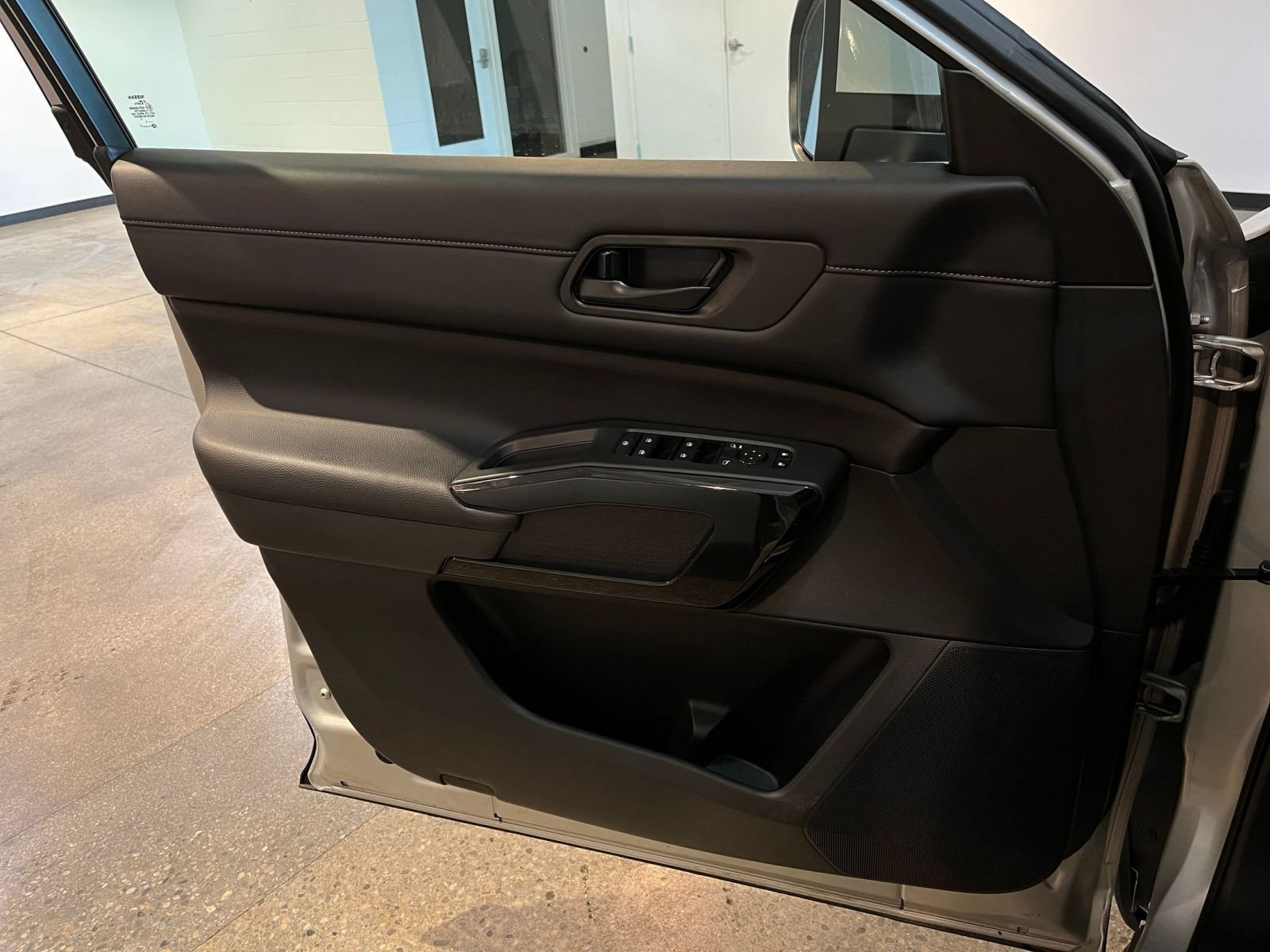 Used 2025 Nissan Pathfinder SV AWD/4WD image 18
