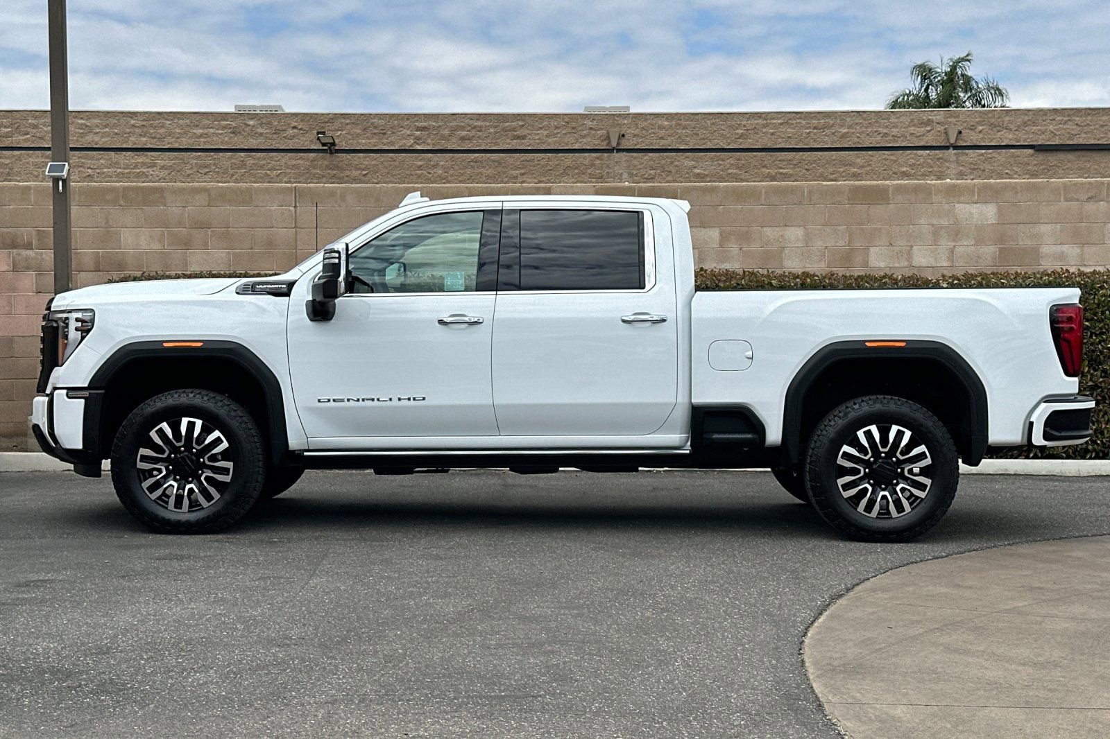 Certified 2025 GMC Sierra 2500 Denali Ultimate AWD/4WD image 7