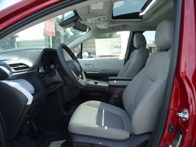 New 2026 Toyota Sienna XLE image 10
