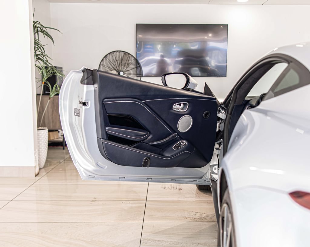Used 2020 Aston Martin V8 Vantage Coupe RWD image 29