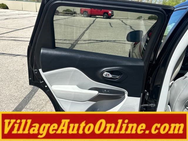 Used 2019 Jeep Cherokee Limited w/ Trailer Tow Group AWD/4WD image 35