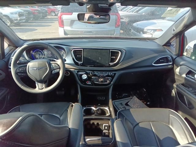 Used 2025 Chrysler Pacifica Limited FWD image 14