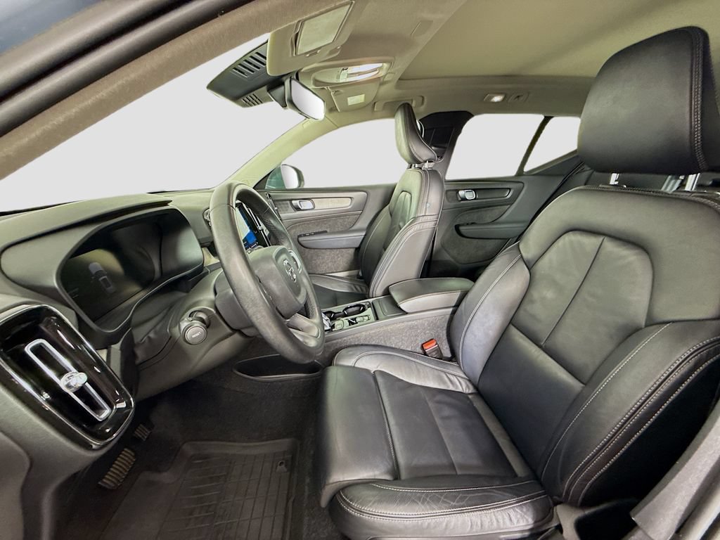 Used 2023 Volvo XC40 B4 Plus w/ Driver Assist Package FWD image 13