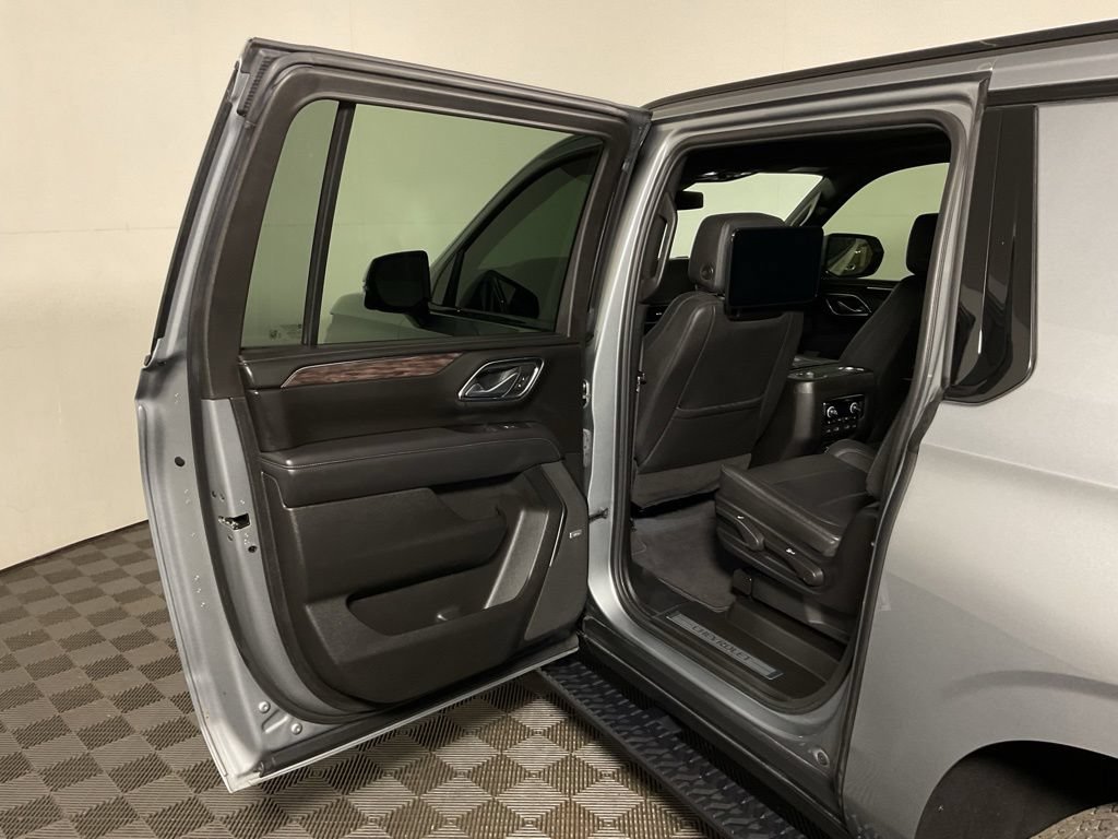 Used 2024 Chevrolet Suburban Z71 w/ Luxury Package AWD/4WD image 33