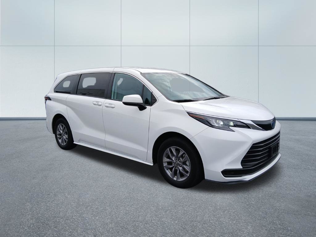 Used 2024 Toyota Sienna LE AWD/4WD image 10