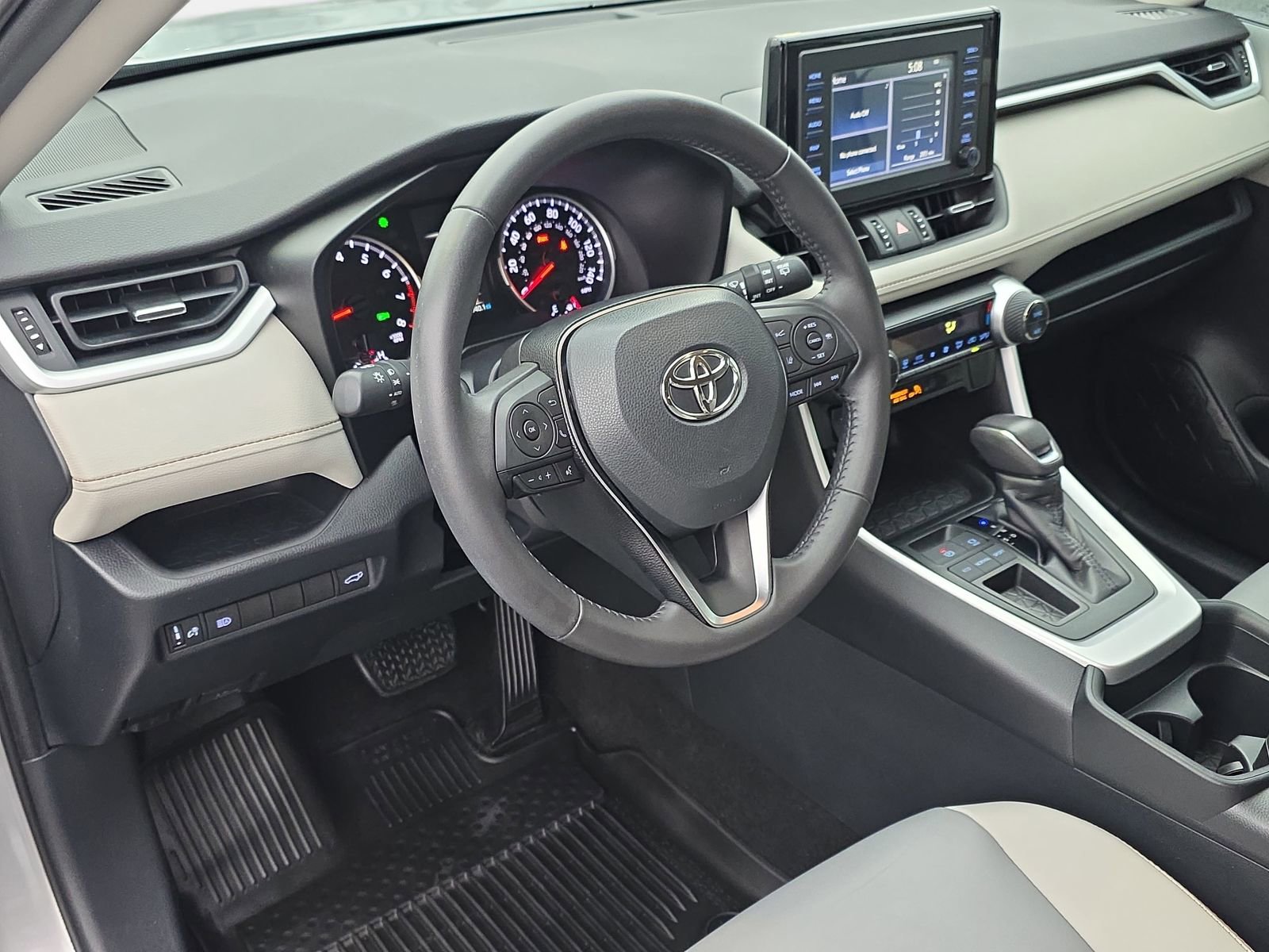 Used 2019 Toyota RAV4 XLE Premium image 16