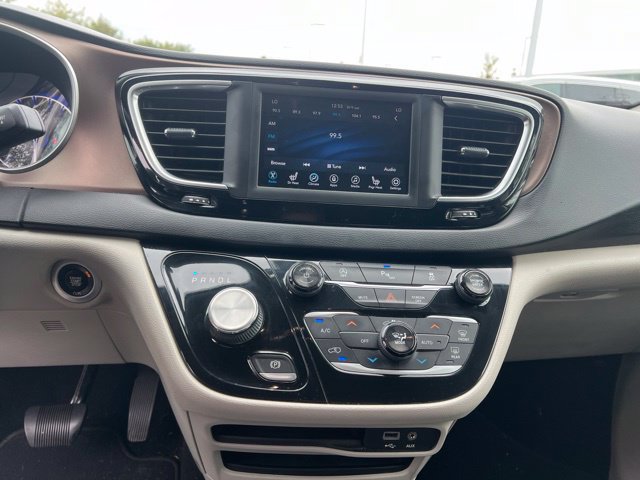 Used 2018 Chrysler Pacifica Touring-L w/ Tire & Wheel Group FWD image 16