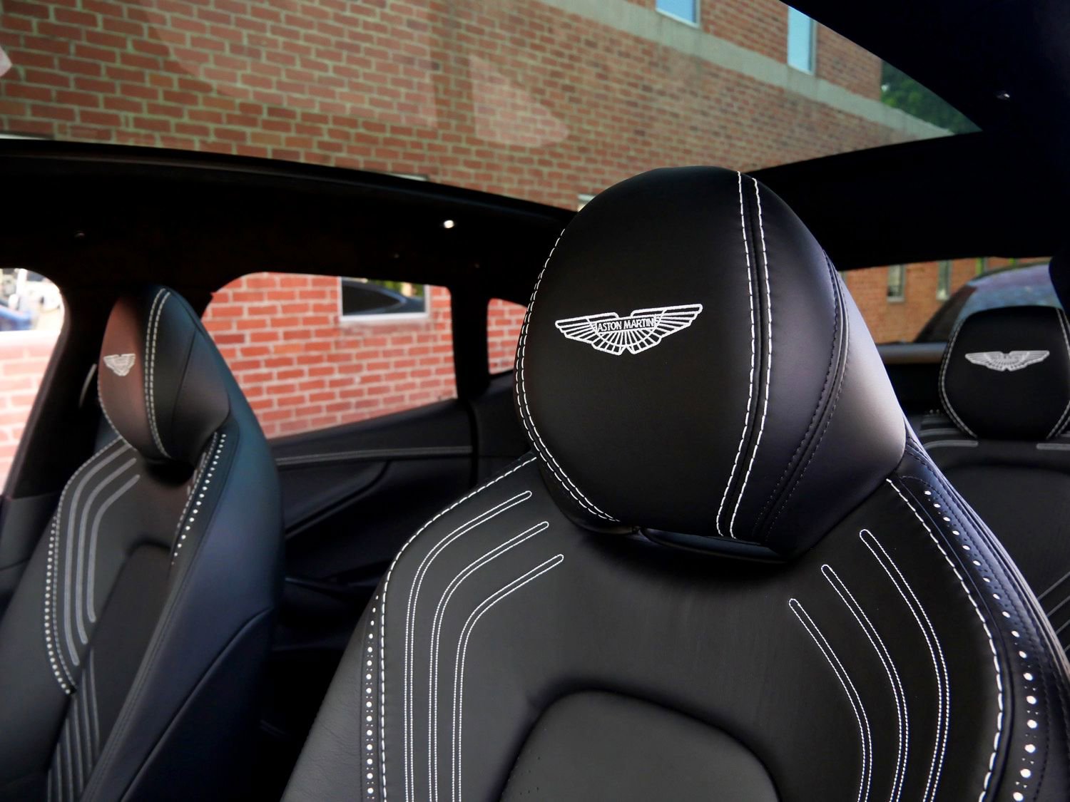 Used 2021 Aston Martin DBX AWD/4WD image 5