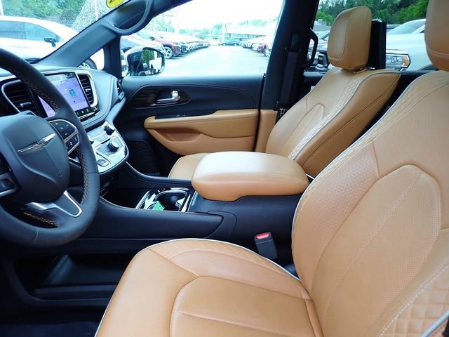 Used 2023 Chrysler Pacifica Pinnacle FWD image 13