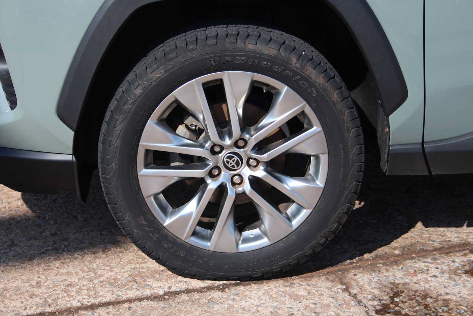 Used 2021 Toyota RAV4 XLE Premium FWD image 15
