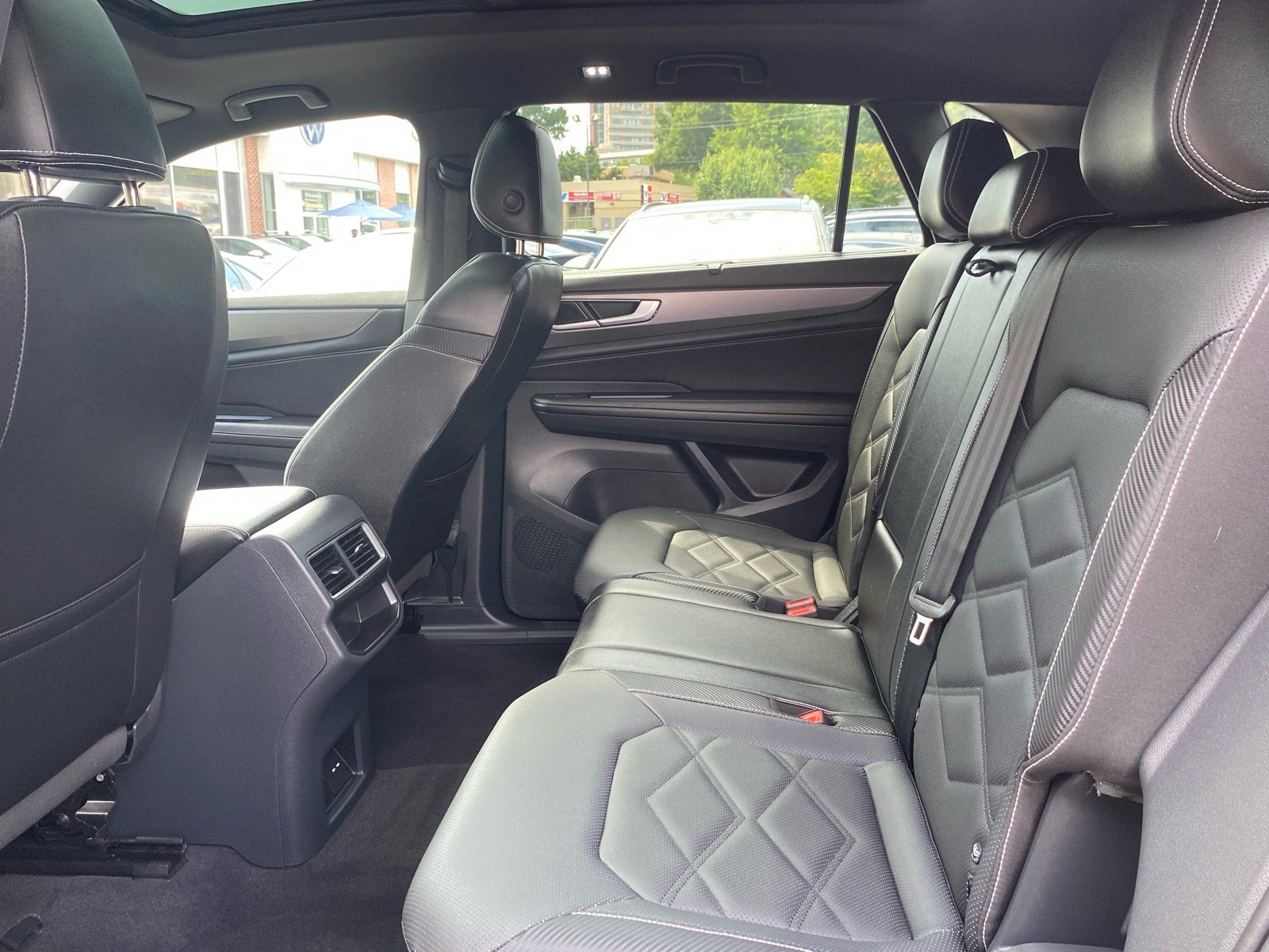 Certified 2024 Volkswagen Atlas Cross Sport SE w/ Panoramic Sunroof Package AWD/4WD image 17
