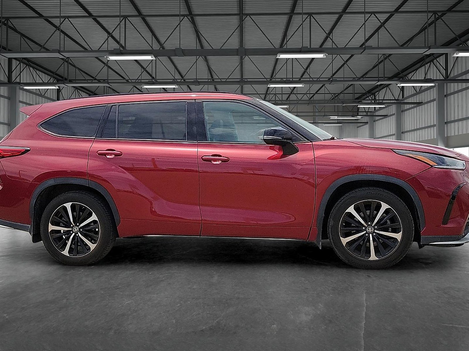 Used 2022 Toyota Highlander XSE FWD image 5