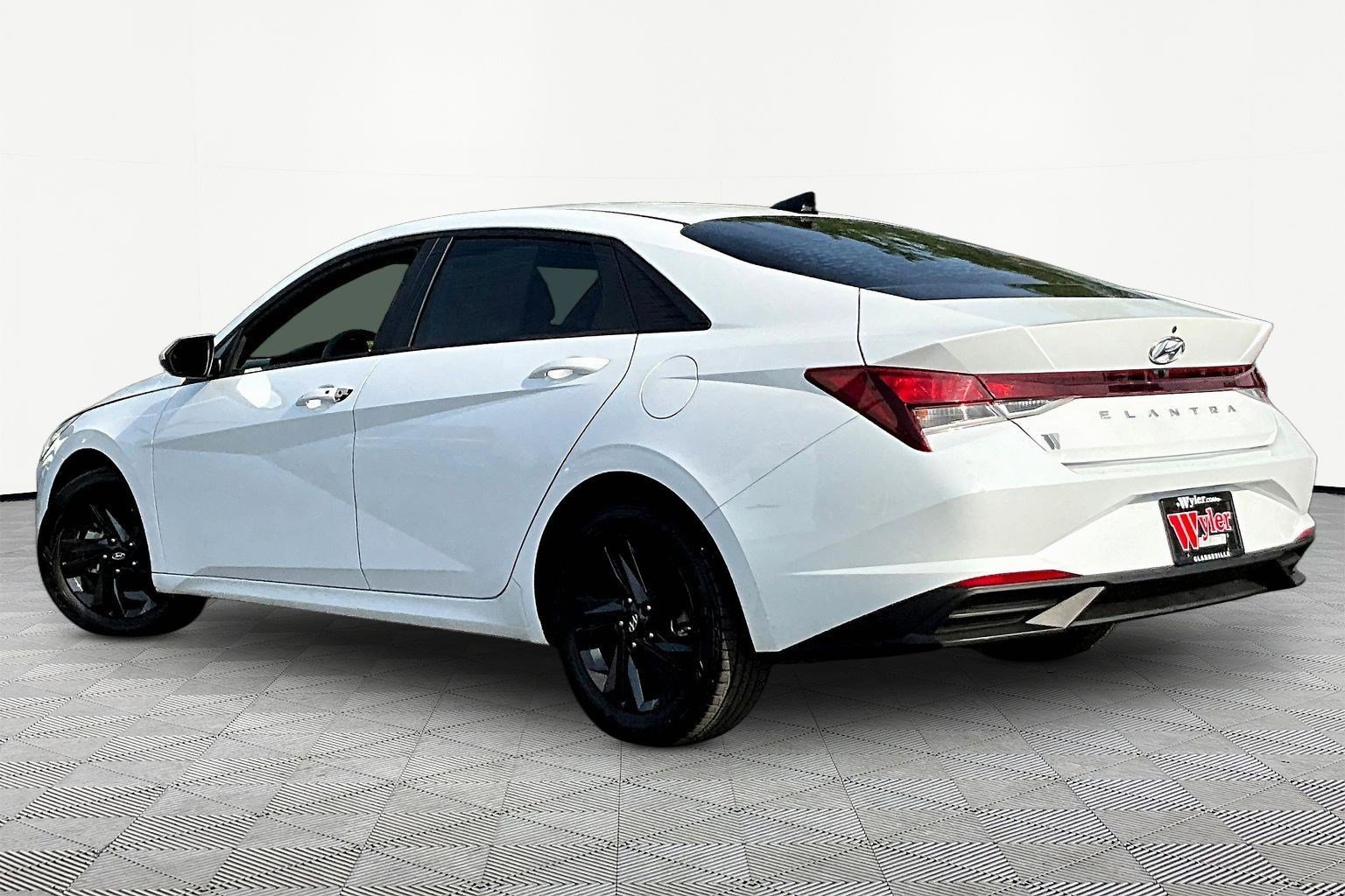Used 2021 Hyundai Elantra SEL w/ Cargo Package FWD image 4