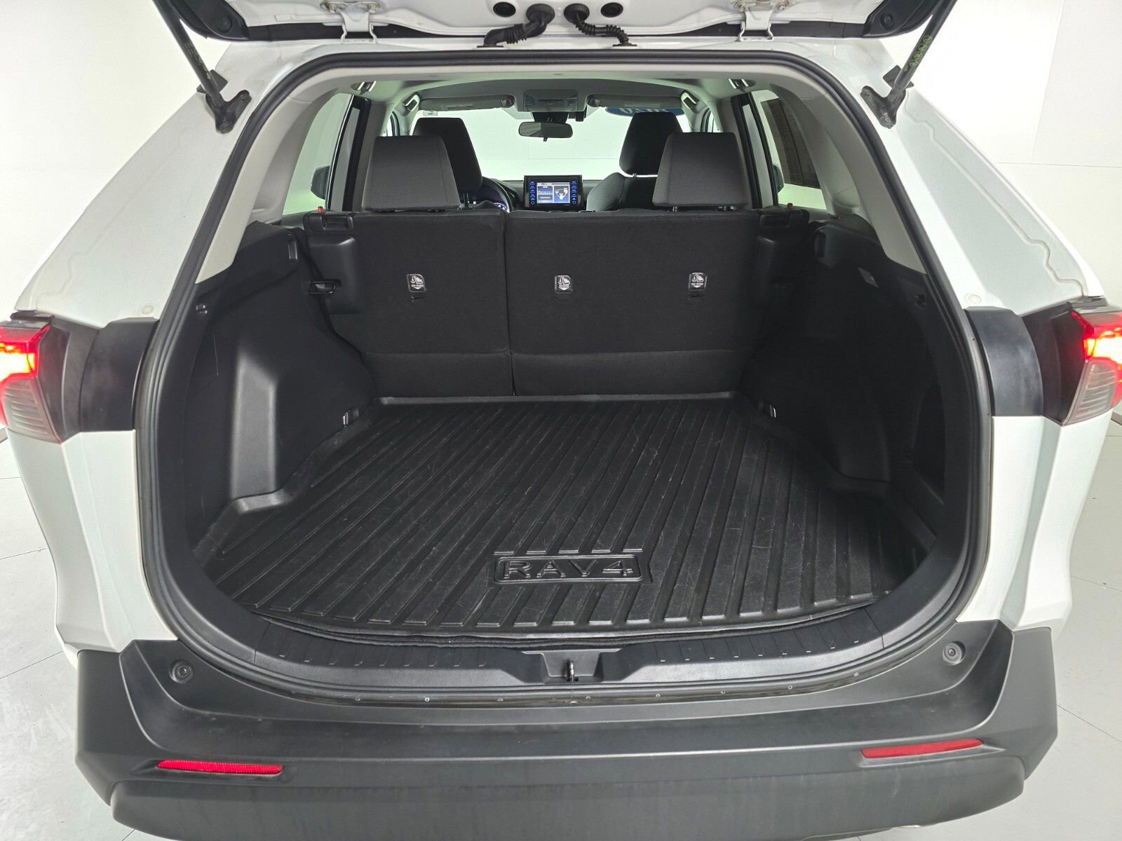 Used 2020 Toyota RAV4 XLE w/ Carpet Mat Package image 18