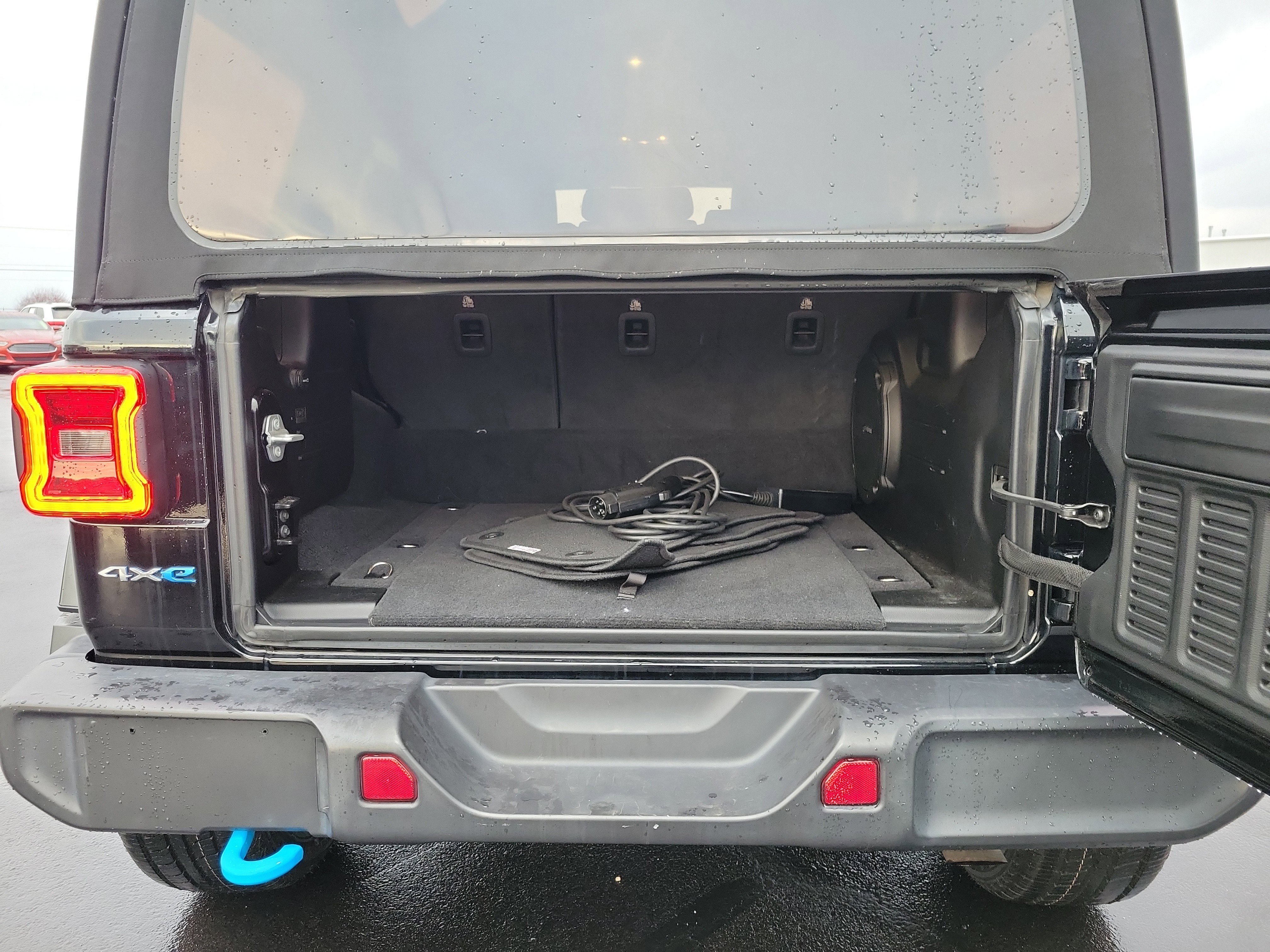 Used 2022 Jeep Wrangler Unlimited Sahara w/ Cold Weather Group image 8